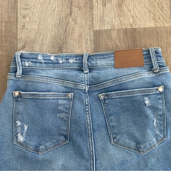 Judy Blue Casual Comfort High Rise Medium Wash Distressed Slim Leg Jeans 7/28 - Picture 11 of 13